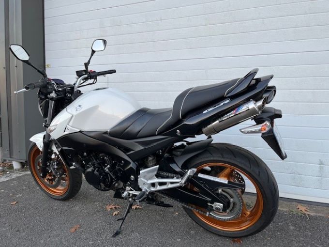 SUZUKI GSR 600 4