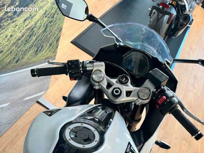 TRIUMPH 	DAYTONA 660 4