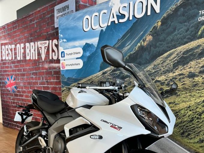 TRIUMPH 	DAYTONA 660 4