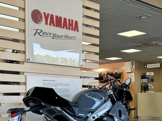 YAMAHA XSR 900 GP 4