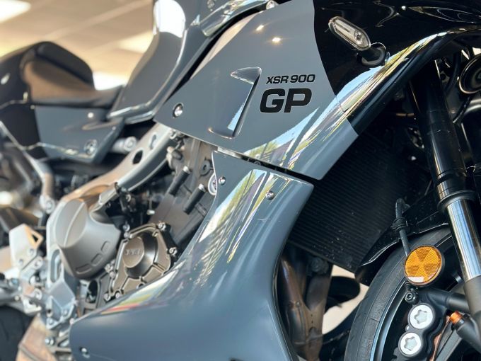 YAMAHA XSR 900 GP 4