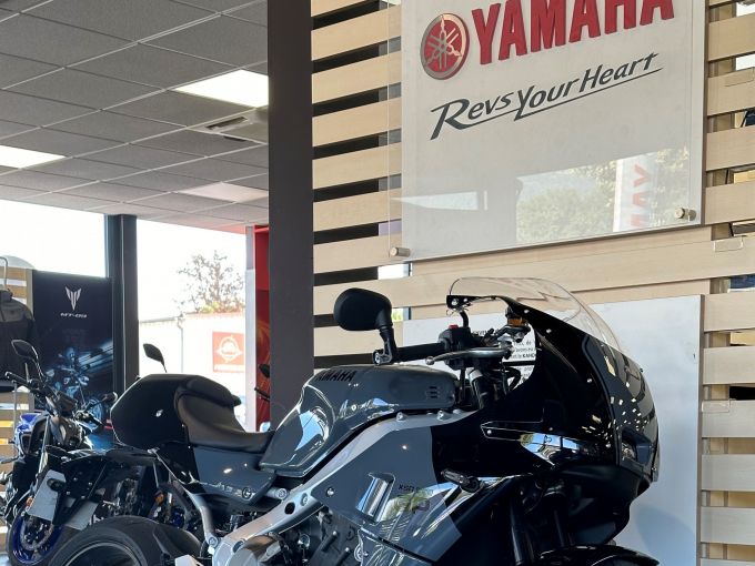 YAMAHA XSR 900 GP 4