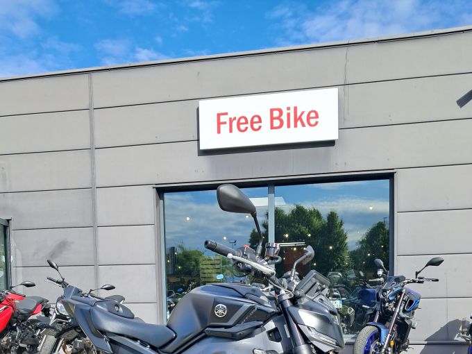 YAMAHA MT-09 4