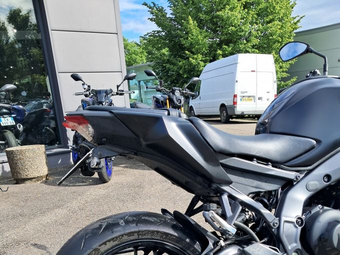 YAMAHA MT-09 4