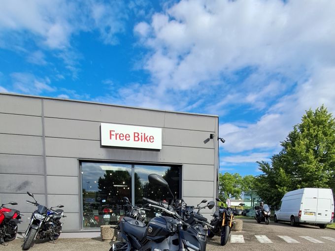 YAMAHA MT-09 4