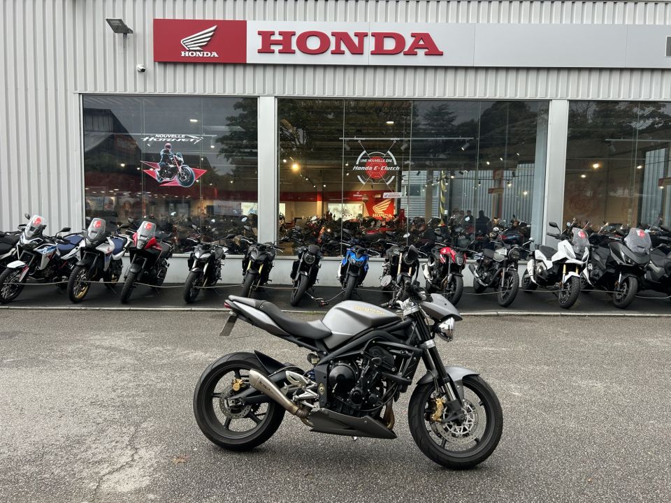 TRIUMPH STREET TRIPLE 675 4