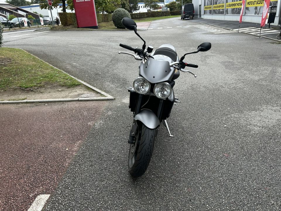 TRIUMPH STREET TRIPLE 675 4