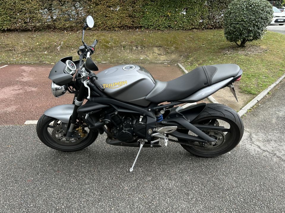 TRIUMPH STREET TRIPLE 675 4