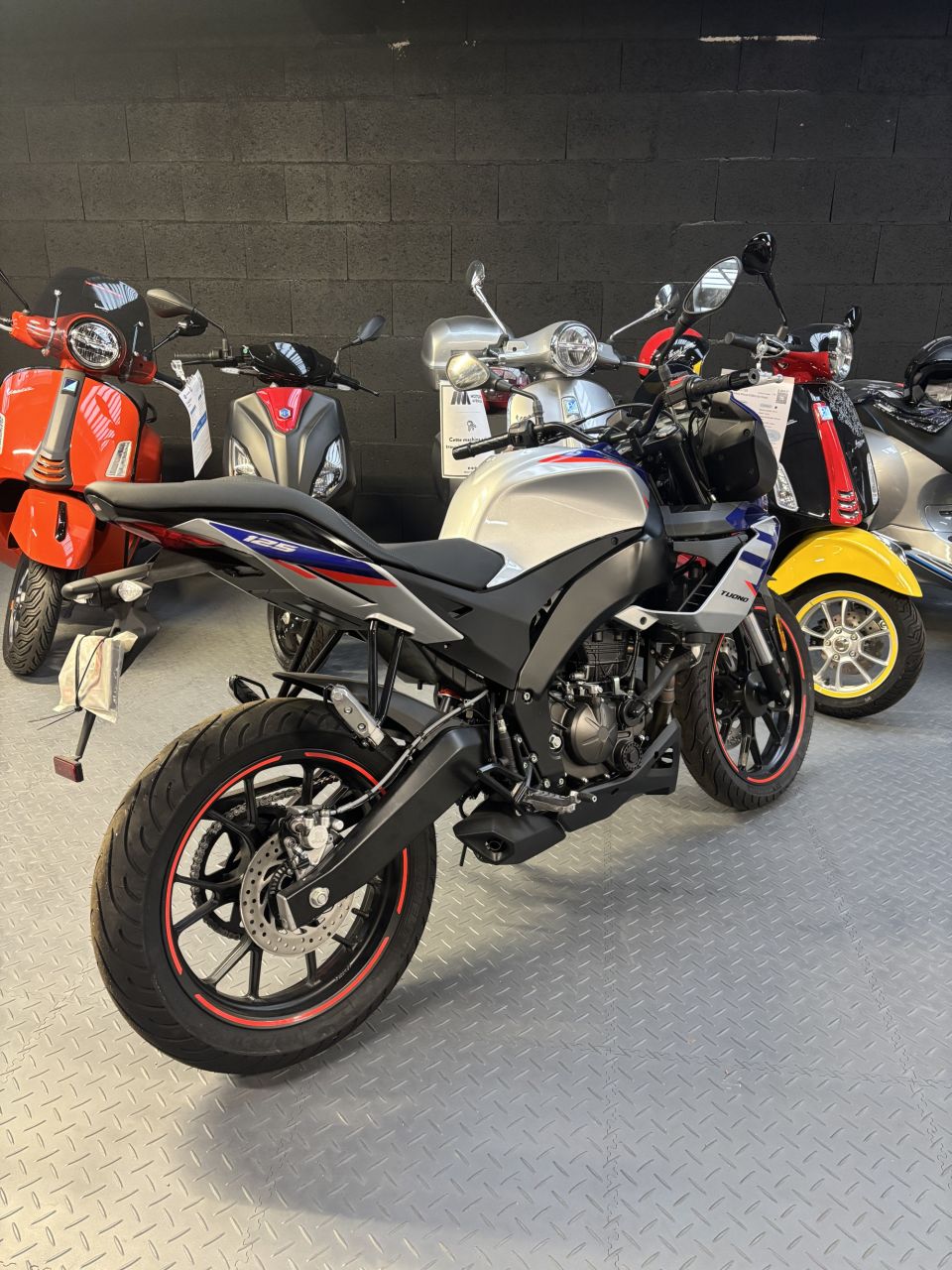 APRILIA TUONO 125 ABS 4