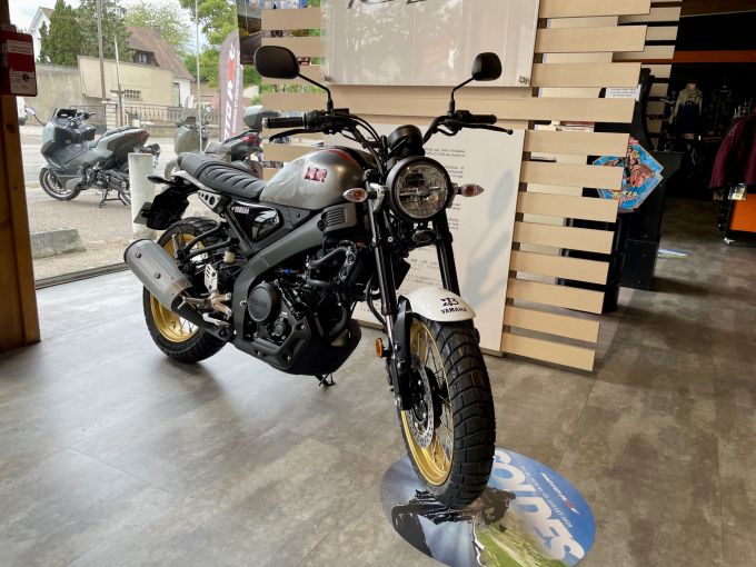 YAMAHA XSR 125 Legacy 4