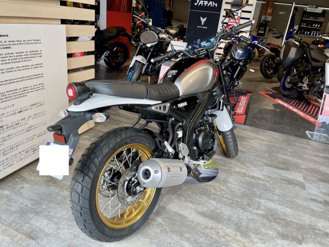 YAMAHA XSR 125 Legacy 4