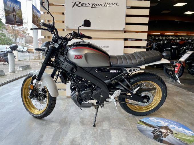 YAMAHA XSR 125 Legacy 4