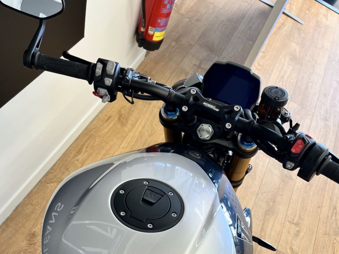 TRIUMPH SPEED TRIPLE 1200 RS 4