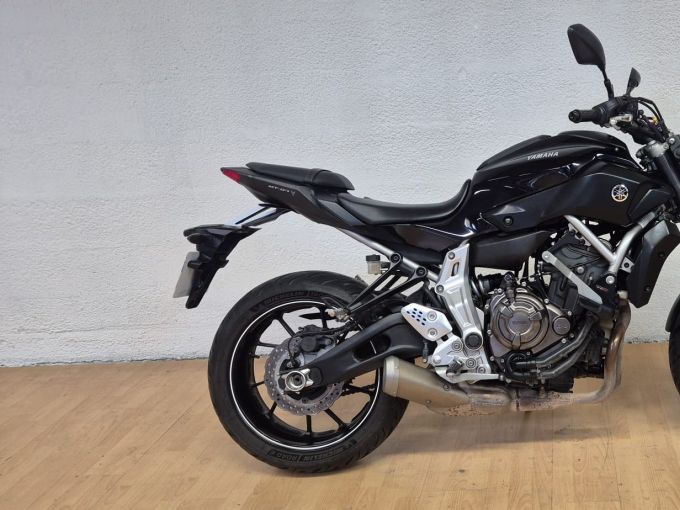 YAMAHA MT-07 4