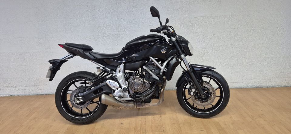 YAMAHA MT-07 4