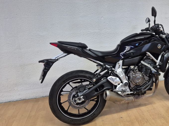 YAMAHA MT-07 4