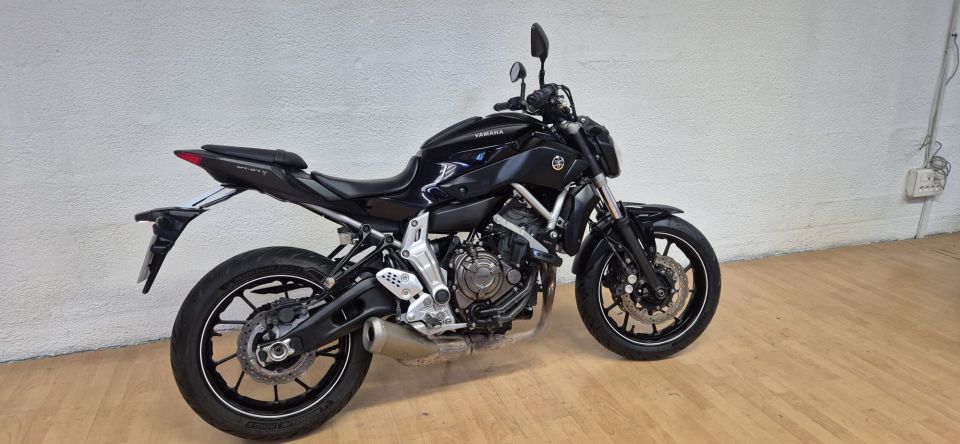 YAMAHA MT-07 4