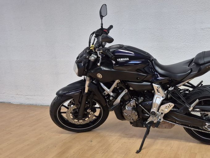 YAMAHA MT-07 4