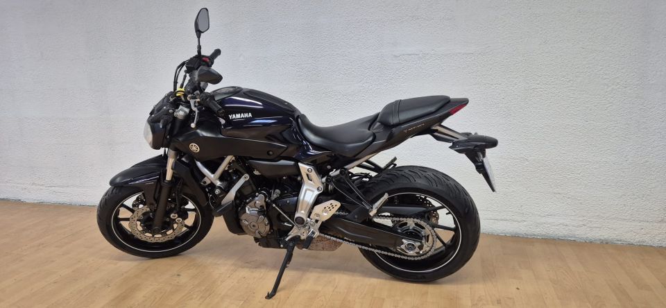 YAMAHA MT-07 4