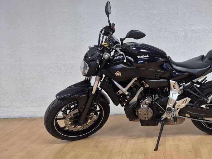 YAMAHA MT-07 4