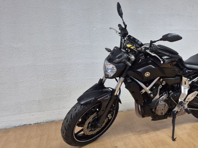 YAMAHA MT-07 4