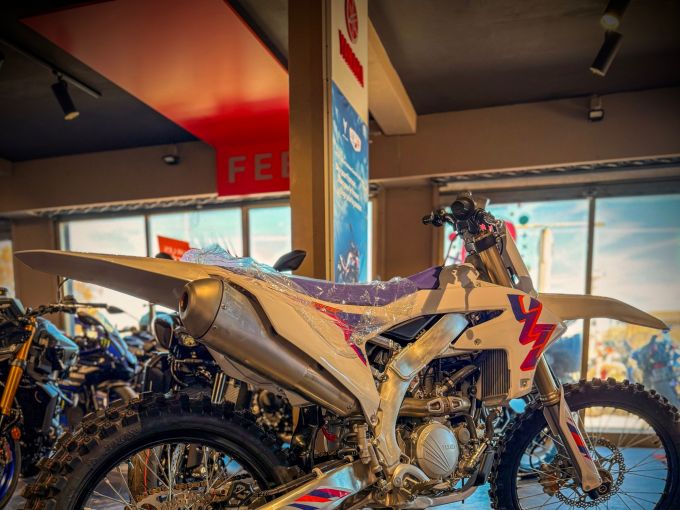 YAMAHA YZ 250 F 50TH AANIVERSARY EDITION 4