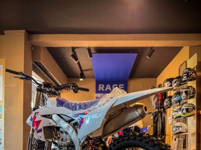 YAMAHA YZ 250 F 50TH AANIVERSARY EDITION 4