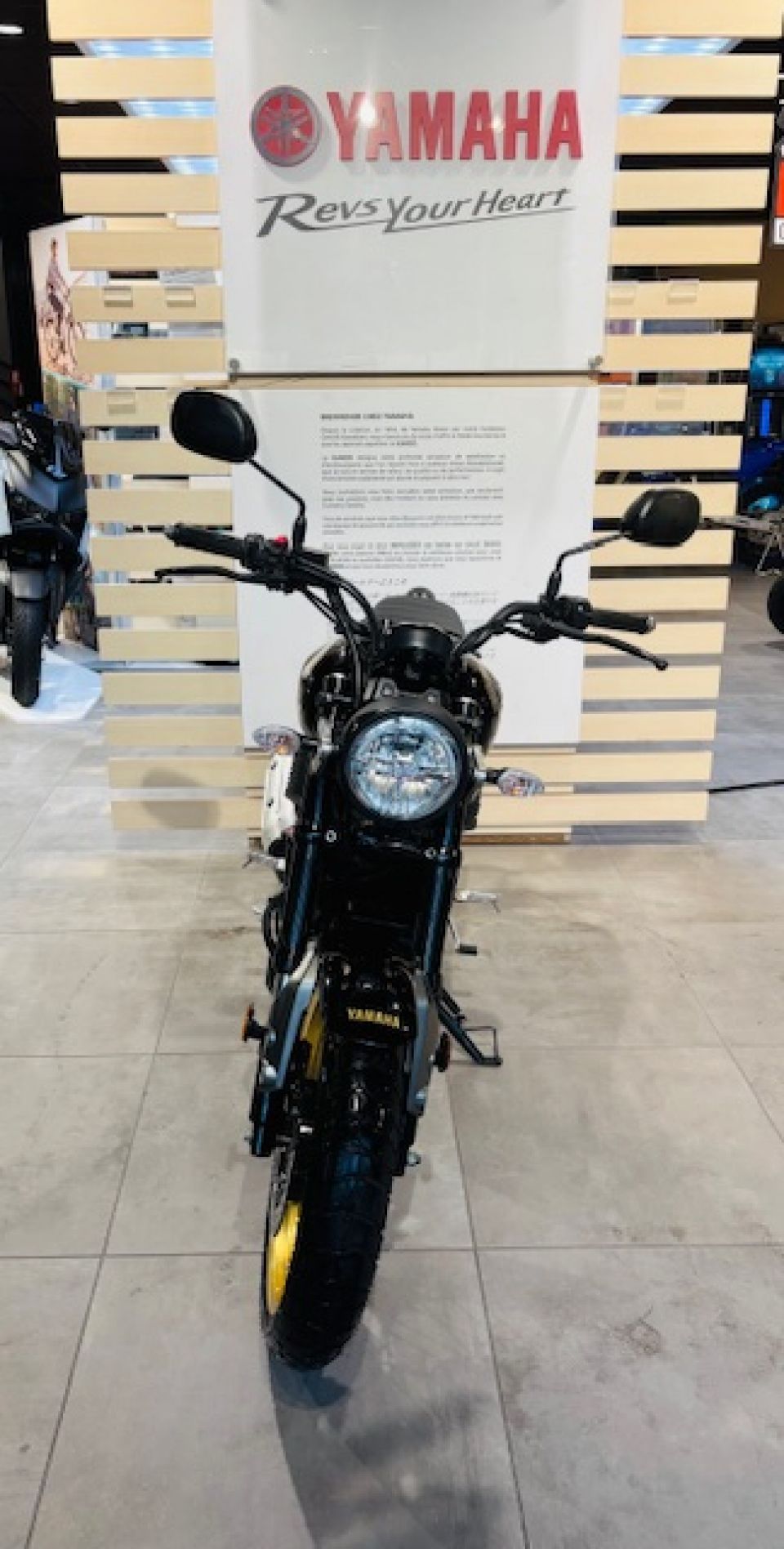 YAMAHA XSR 125 Legacy 4