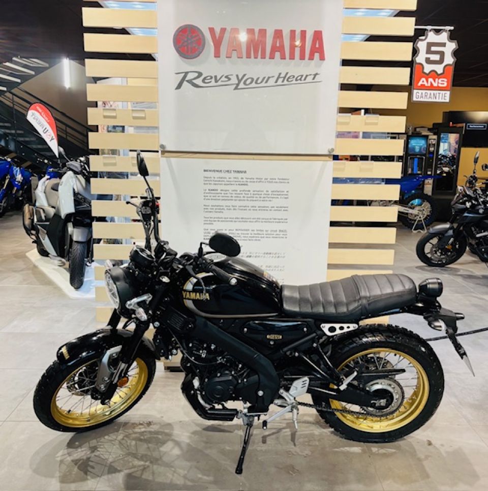 YAMAHA XSR 125 Legacy 4