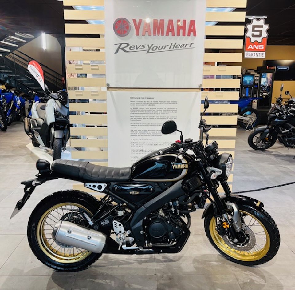 YAMAHA XSR 125 Legacy 4