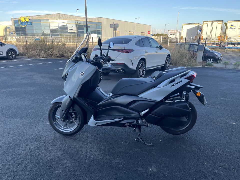 YAMAHA XMAX 300 Tech Max 4