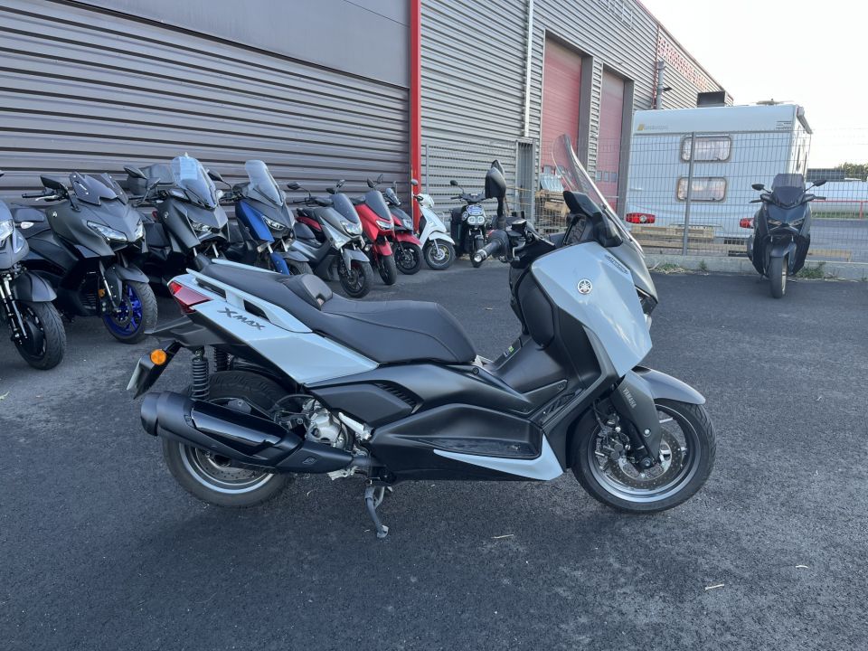 YAMAHA XMAX 300 Tech Max 4