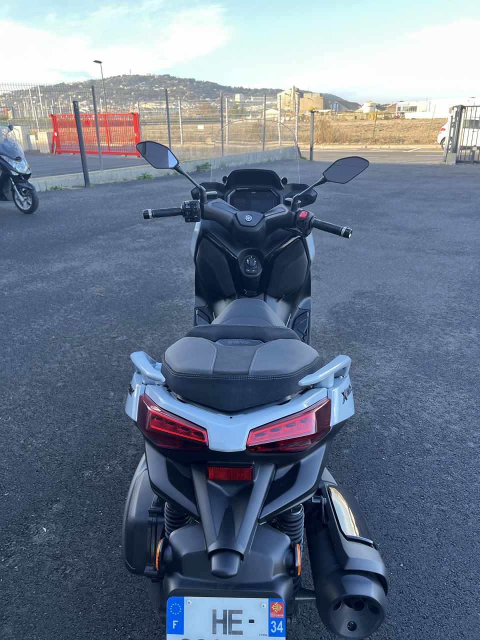 YAMAHA XMAX 300 Tech Max 4
