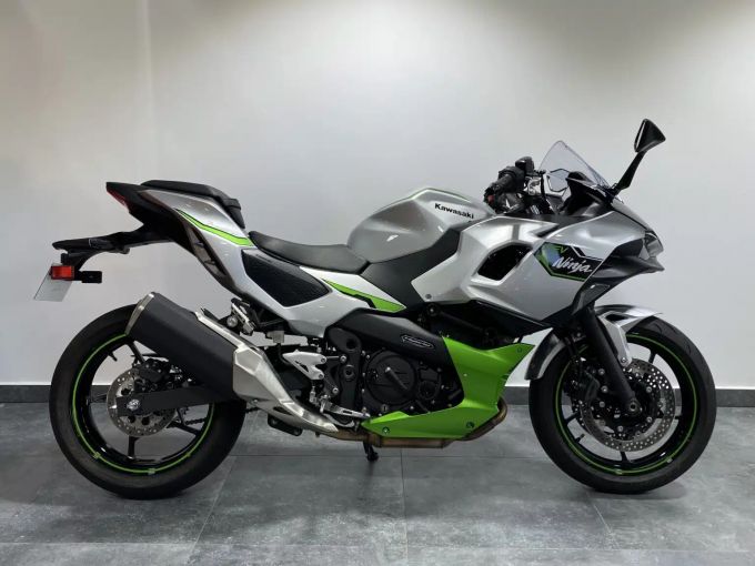 KAWASAKI Ninja 7 Hybrid 4