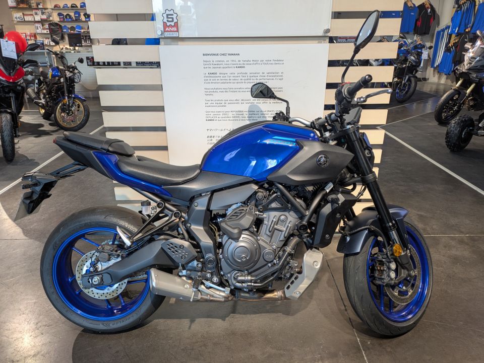 YAMAHA MT-07 4
