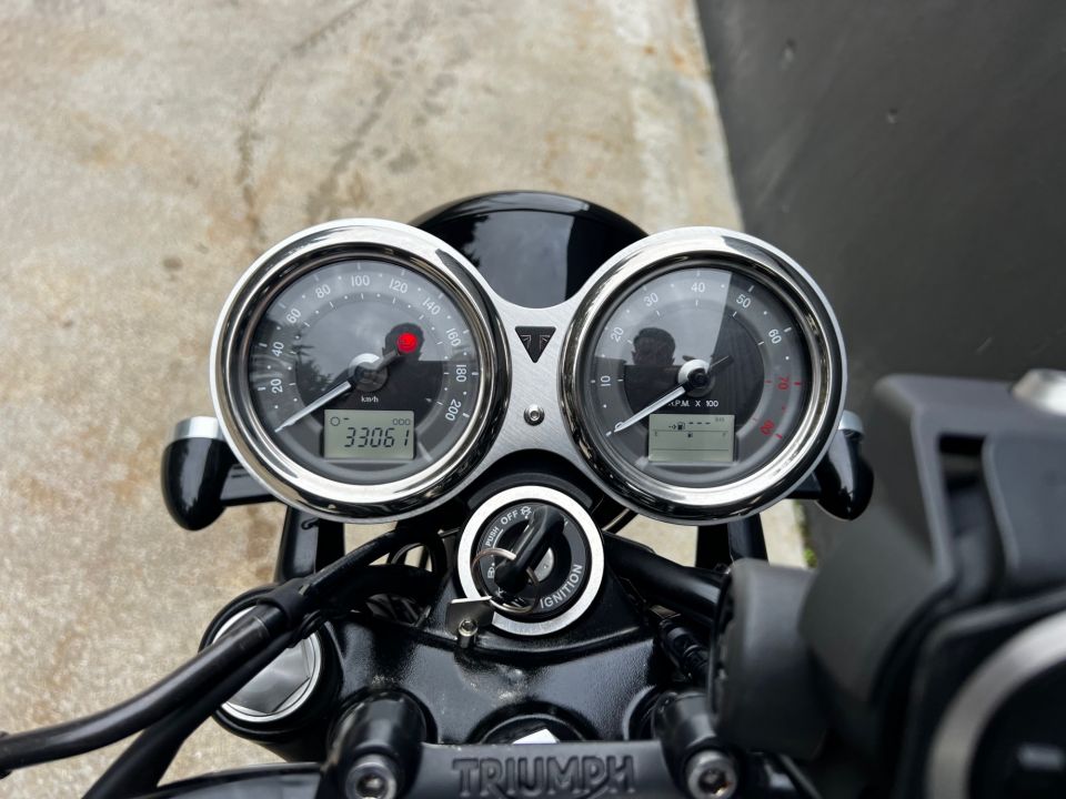 TRIUMPH Bonneville T120 Black 4