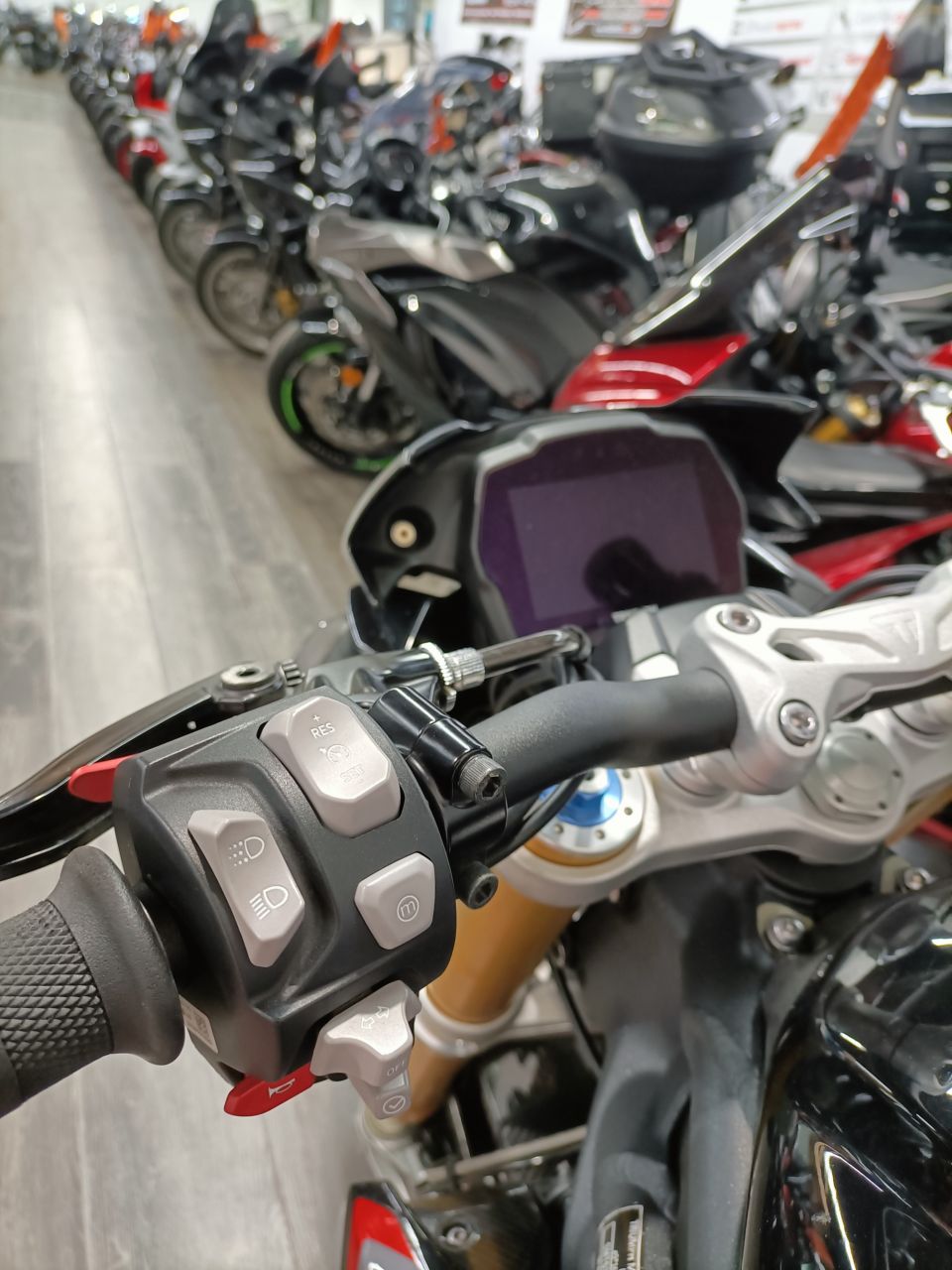 TRIUMPH SPEED TRIPLE 1200 RS 4