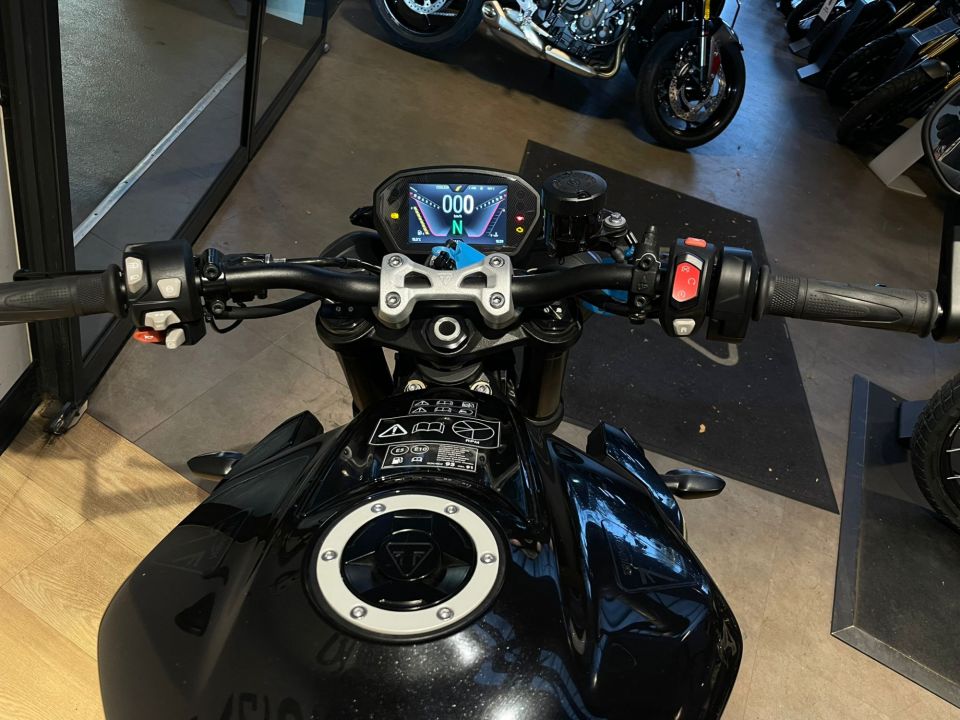 TRIUMPH STREET TRIPLE 765 RS 4