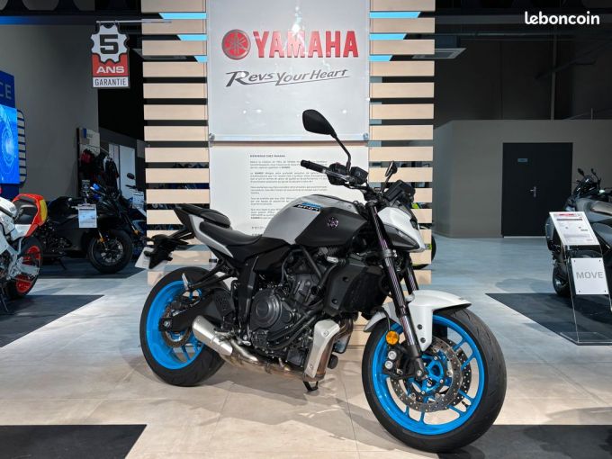 YAMAHA MT-07 4