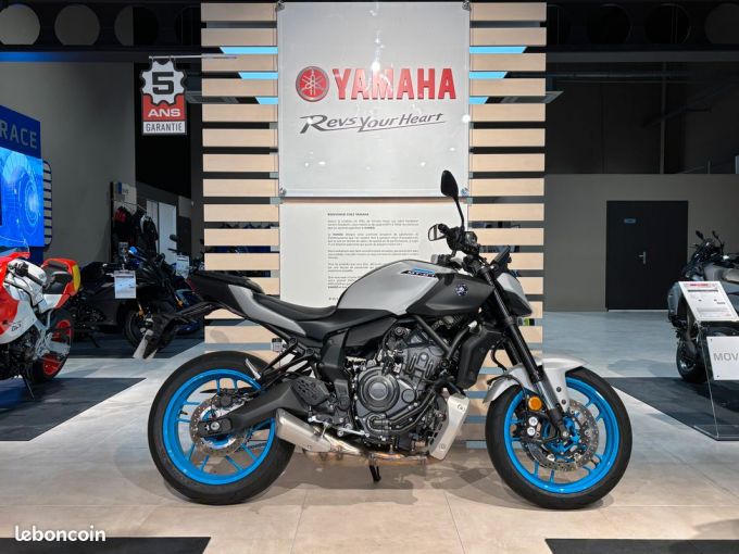 YAMAHA MT-07 4