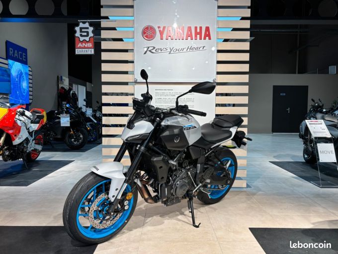 YAMAHA MT-07 4