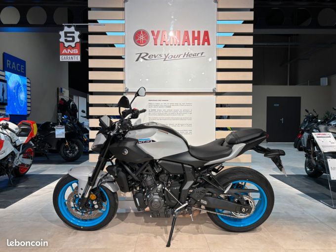 YAMAHA MT-07 4