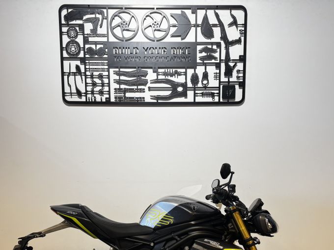 TRIUMPH SPEED TRIPLE 1200 RS 4