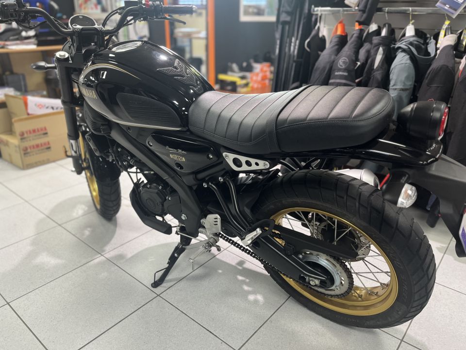 YAMAHA XSR 125 Legacy 4