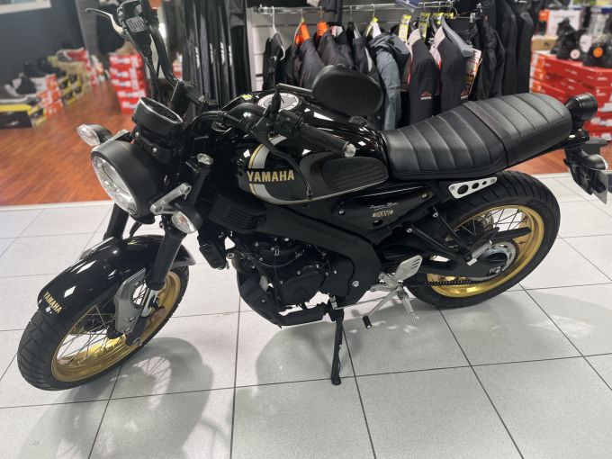 YAMAHA XSR 125 Legacy 4
