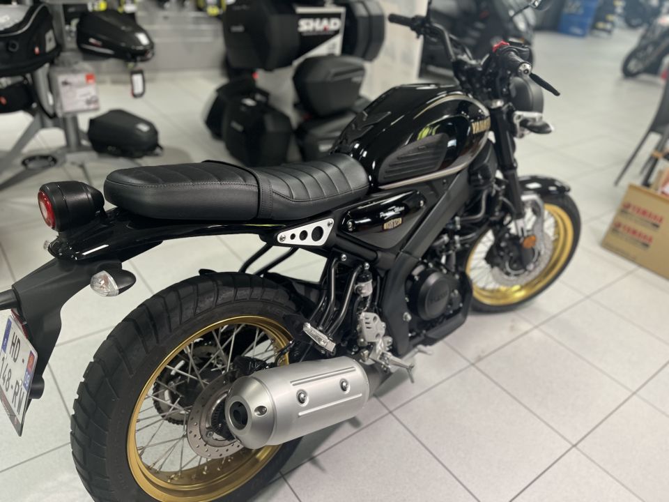 YAMAHA XSR 125 Legacy 4