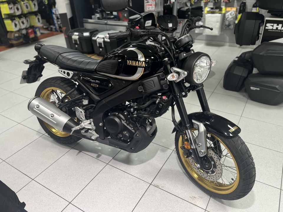 YAMAHA XSR 125 Legacy 4