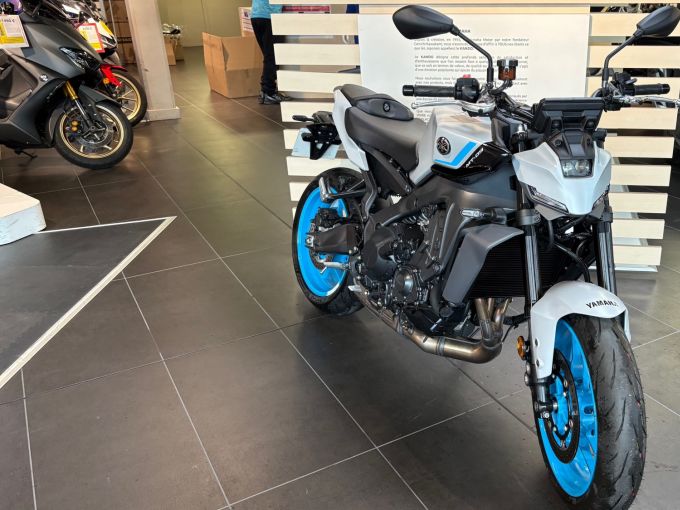 YAMAHA MT-09 4
