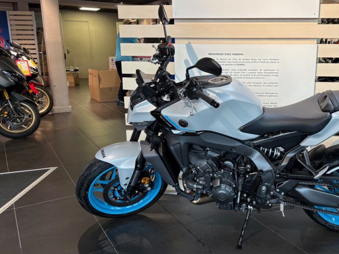 YAMAHA MT-09 4
