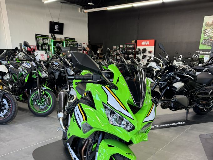 KAWASAKI Ninja ZX-4RR 4